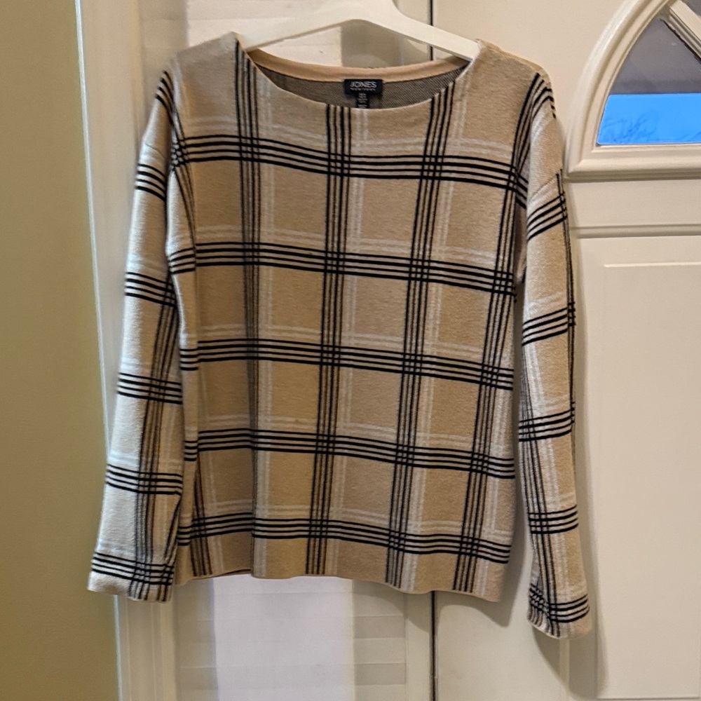 Women’s long sleeve sweater in size medium